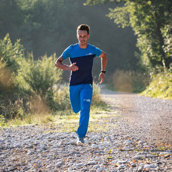 Unser Model trägt die sCooltec Merino Hose Montaro blau in der Größe M.