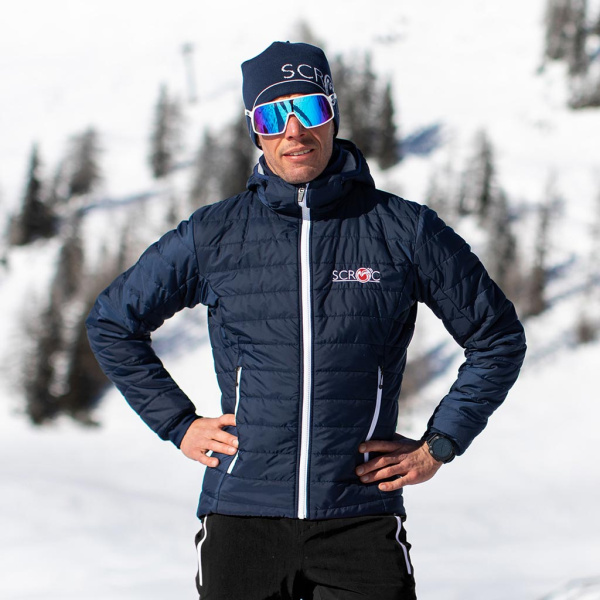 Unser Model trägt die sLoft Merino Jacke Vato dunkelblau in Größe S zum Ski fahren.