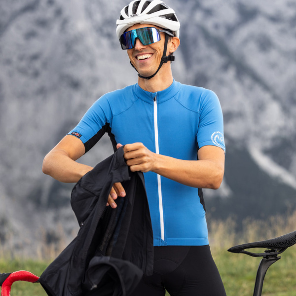 Unser Model trägt das sMerino 155 Bike Trikot Fama blau in Größe S.