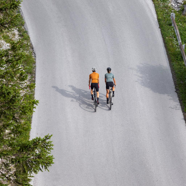 Das sPerformance Bike Trikot Cio w sitzt eng an deinem Körper und gibt dir die Aerodynamik, die du für die nächste Attacke brauchst.