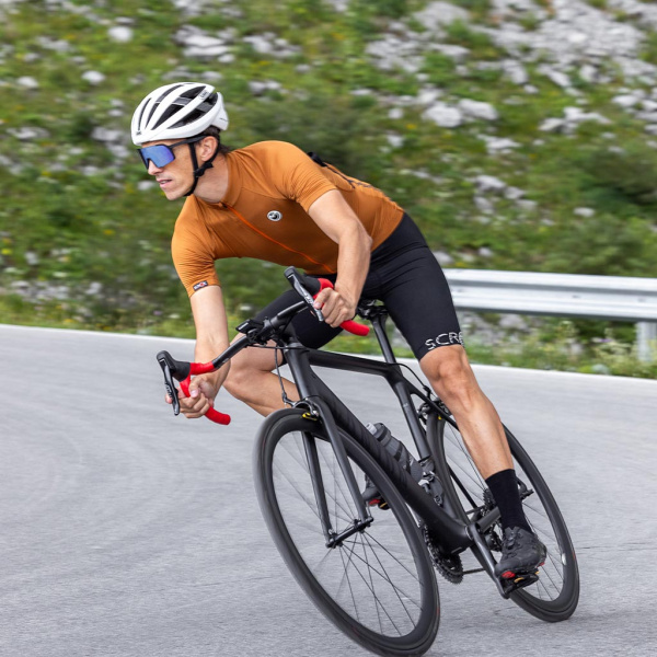 Das sPerformance Bike Trikot Cio ist eng geschnitten und passt sich deinem Körper an wie eine zweite Haut.