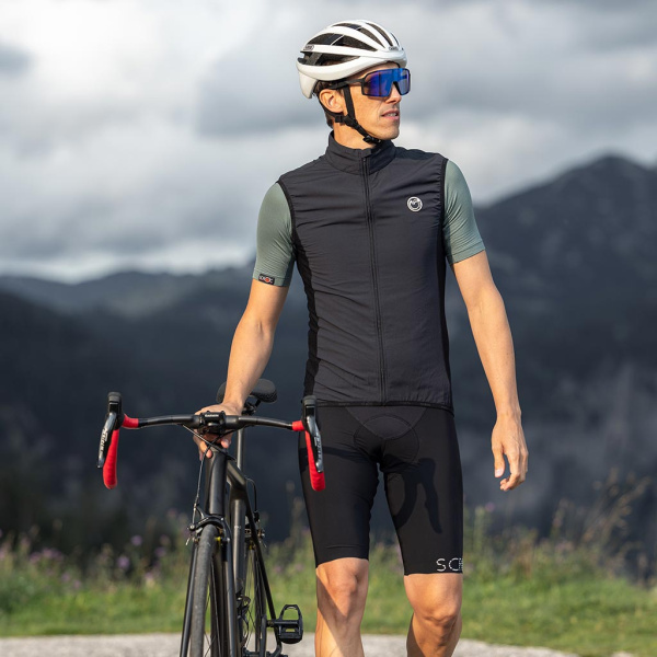 Unser Model trägt die sPerformance Merino Weste Bezoni schwarz für Herren von SCROC.