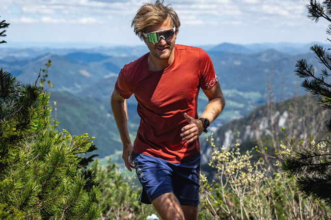 Perfekt fürs Trailrunning: Merino Trailhose und Laufshirts von SCROC